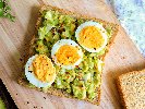 Рецепта Бърз вегетариански сандвич / тост с авокадо и варено яйце